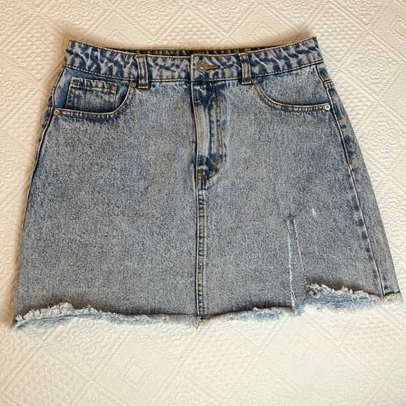 💥💥Forever 21 Medium White Washed Distressed Denim Skirt - Picture 1 of 13